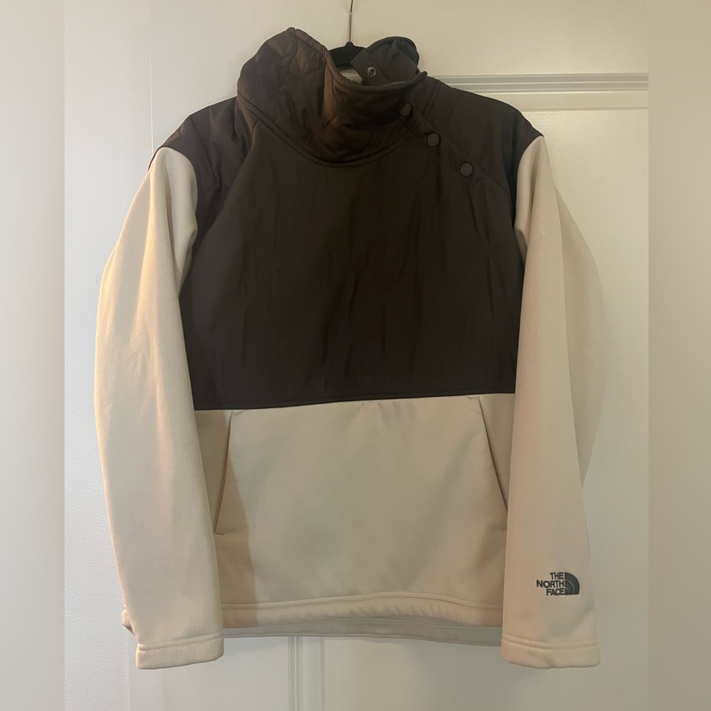North face size large woman pullover sweater. Grey and beige